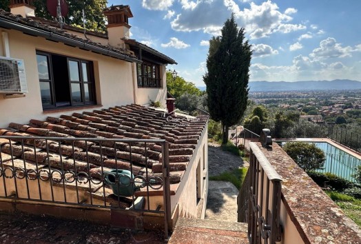 Colonica  VENDITA  Prato